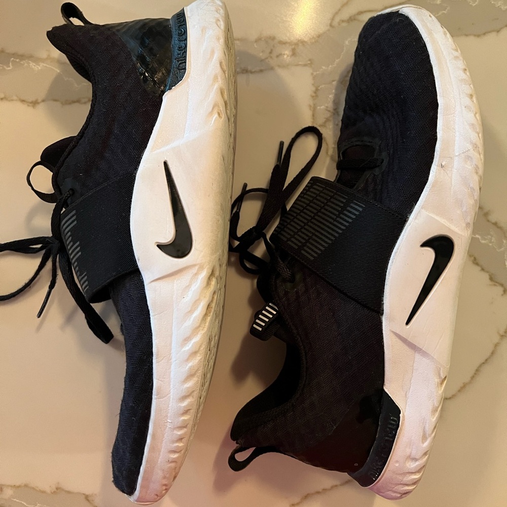 Nike women’s size 10 tennis shoe